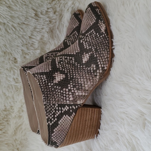 NWOT DOLCE VITA WOMENS SIZE 6 MULES / CLOGS . FAUX SNAKE SKIN - Picture 3 of 9